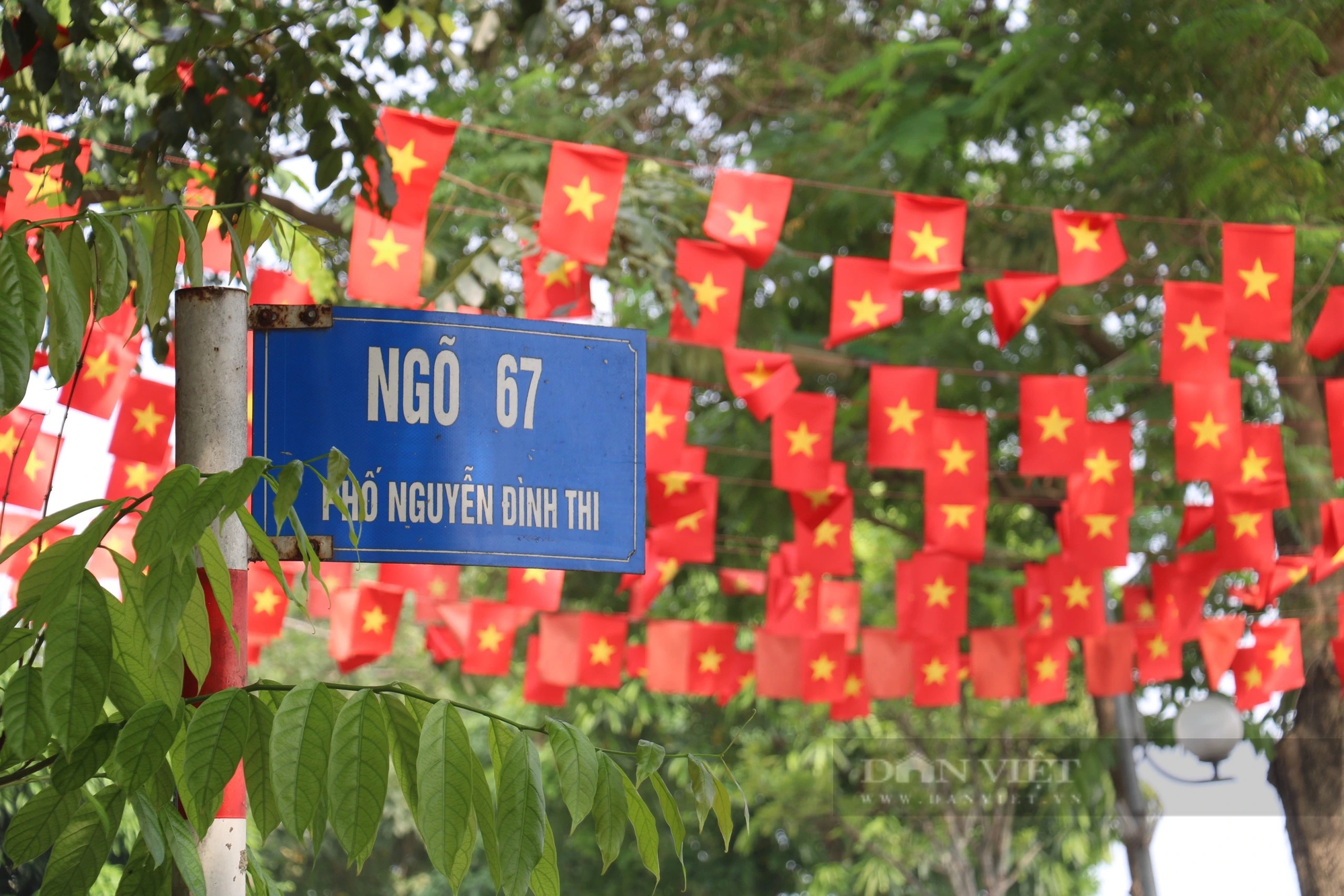 Phố phường Hà Nội trang hoàng cờ hoa dịp lễ 30/4 - 1/5 - Ảnh 4.