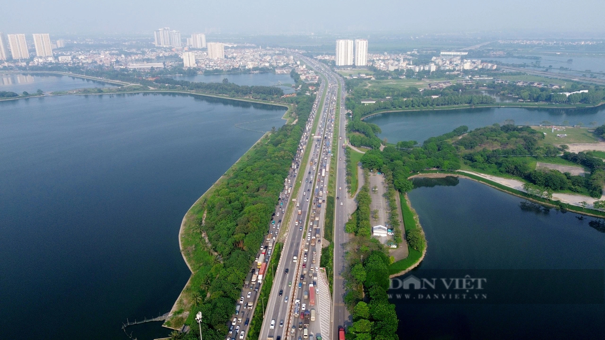 Xe ôm công nghệ "bở hơi tai" chở khách ra bến xe về quê nghỉ lễ 5 ngày- Ảnh 1.