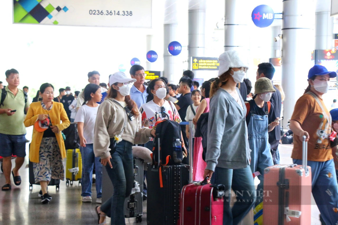Sân bay Đà Nẵng nhộn nhịp du khách đổ về dịp nghỉ lễ 30/4-1/5- Ảnh 1.
