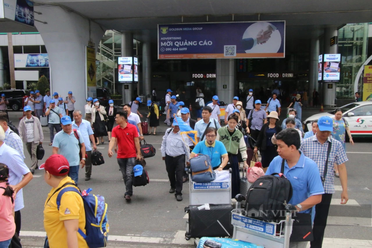 Sân bay Đà Nẵng nhộn nhịp du khách đổ về dịp nghỉ lễ 30/4-1/5- Ảnh 2.