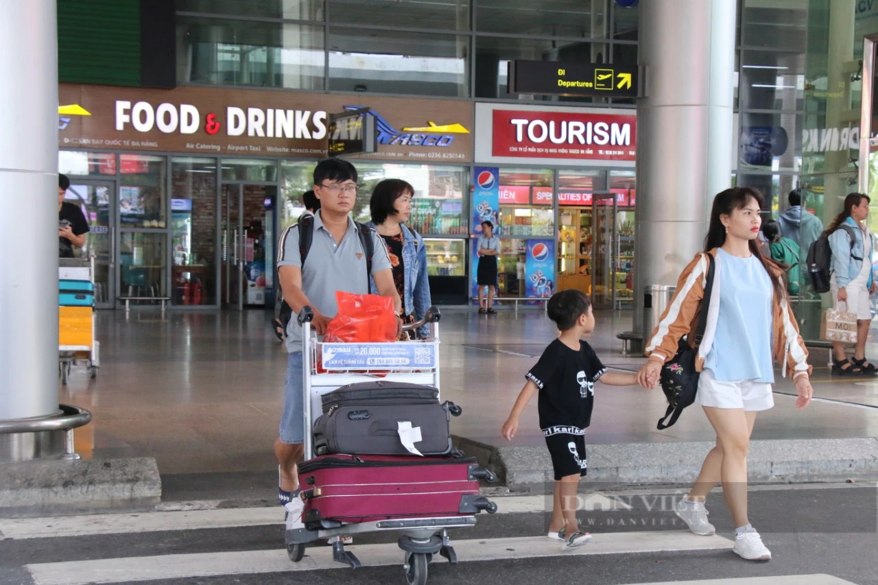 Sân bay Đà Nẵng nhộn nhịp du khách đổ về dịp nghỉ lễ 30/4-1/5- Ảnh 3.
