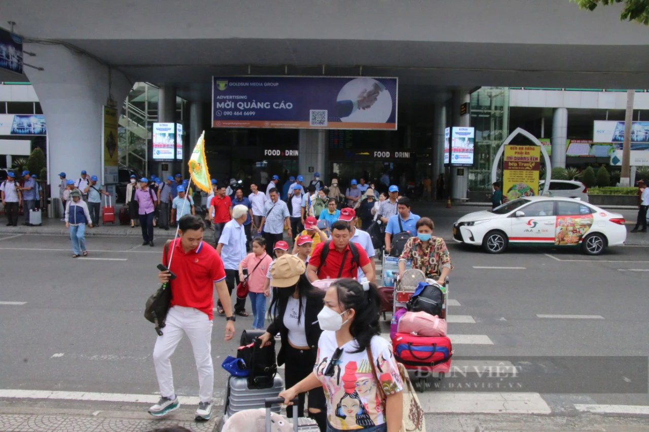 Sân bay Đà Nẵng nhộn nhịp du khách đổ về dịp nghỉ lễ 30/4-1/5- Ảnh 5.