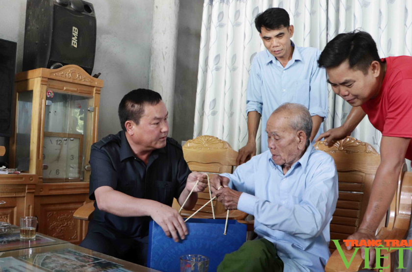 Lai Châu: Phó Chủ tịch UBND tỉnh Lai Châu Giàng A Tính thăm, tặng quà chiến sĩ Điện Biên- Ảnh 1.