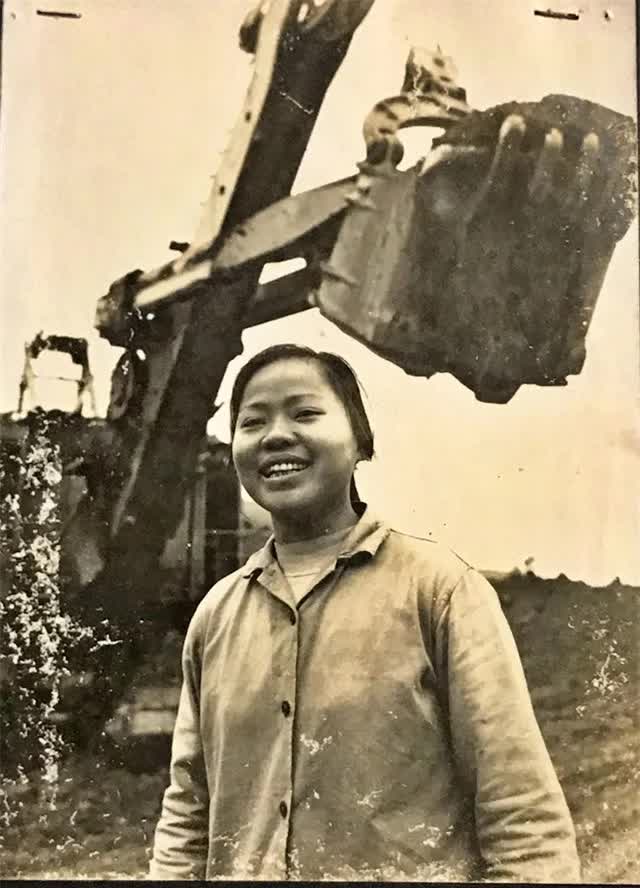 Nữ anh hùng lái máy xúc duy nhất ở Việt Nam: Là con nuôi của cố Thủ tướng Phạm Văn Đồng- Ảnh 4.