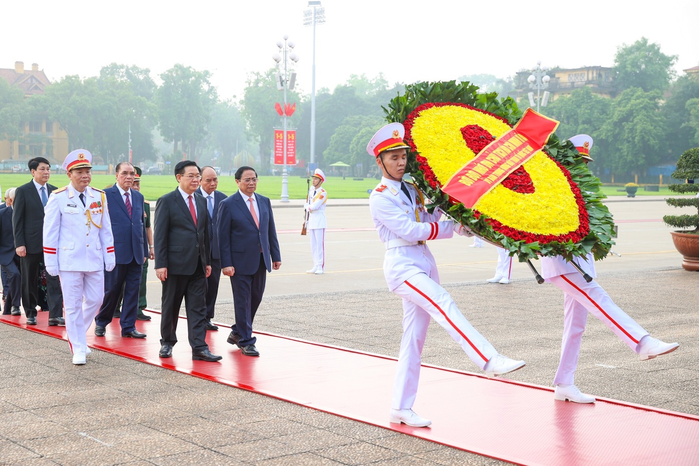 Ðoàn đại biểu lãnh đạo Đảng, Nhà nước vào Lăng viếng Chủ tịch Hồ Chí Minh- Ảnh 1.