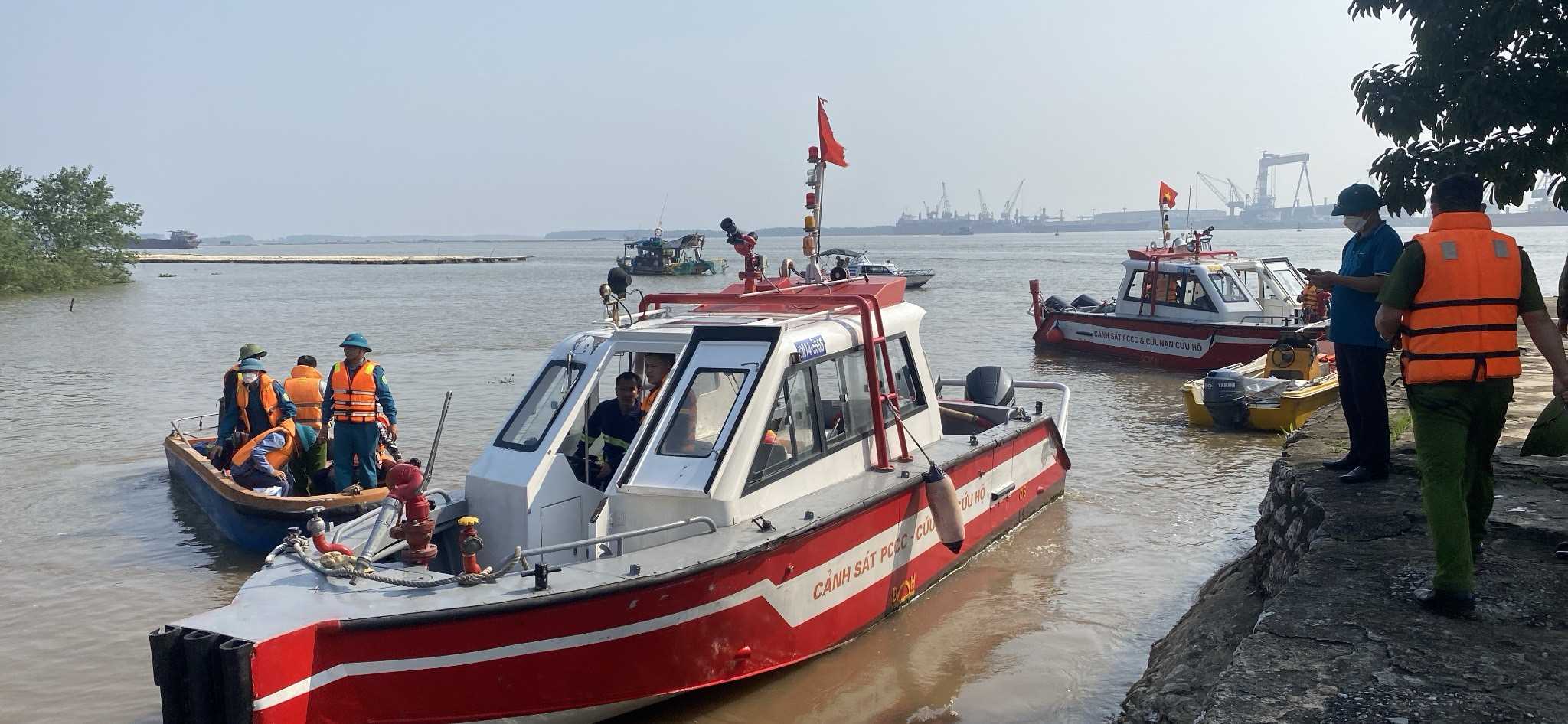 Vụ lật thuyền nan, 4 người mất tích ở Quảng Ninh: Tìm thấy thi thể thứ 3 cách nơi tai nạn 4km- Ảnh 1.