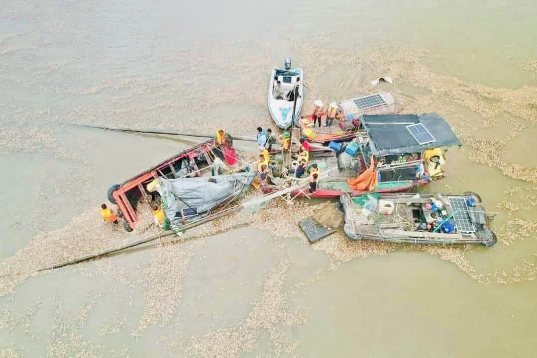 Quảng Ninh: Xuyên đêm, tiếp tục tìm kiếm 2 người mất tích còn lại vụ lật thuyền trên sông Chanh ở Quảng Yên- Ảnh 3.