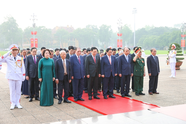 Ðoàn đại biểu lãnh đạo Đảng, Nhà nước vào Lăng viếng Chủ tịch Hồ Chí Minh- Ảnh 2.