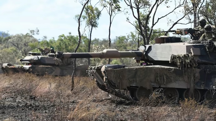Ukraine vội vàng rút xe tăng Abrams khỏi tiền tuyến vì sợ bầy đàn 'sát thủ' trên không của Nga - Ảnh 1.