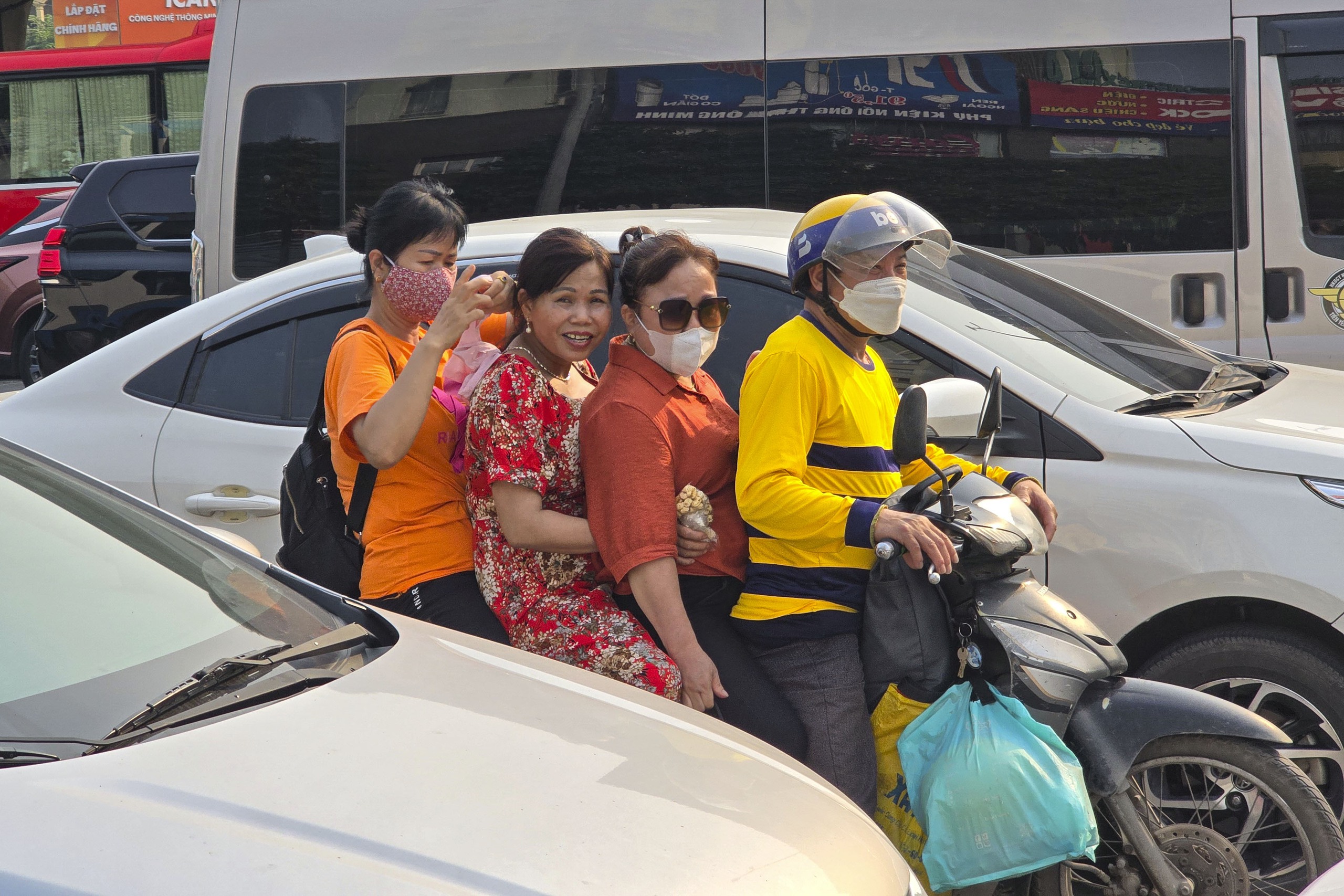 Đường Vành đai 3 trên cao tiếp tục ùn tắc, nội thành Hà Nội thông thoáng lạ thường- Ảnh 4.