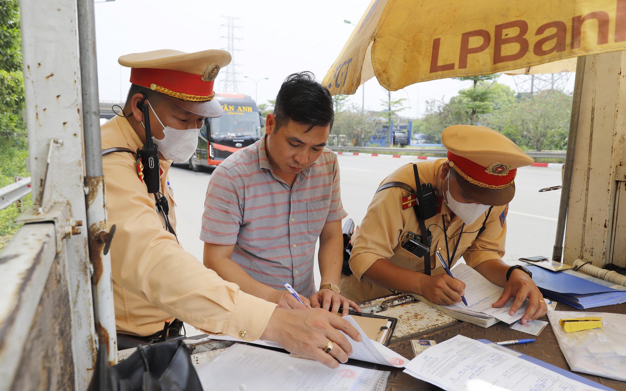 Trường hợp nào Cảnh sát giao thông được quyền dừng phương tiện để kiểm tra giấy tờ?