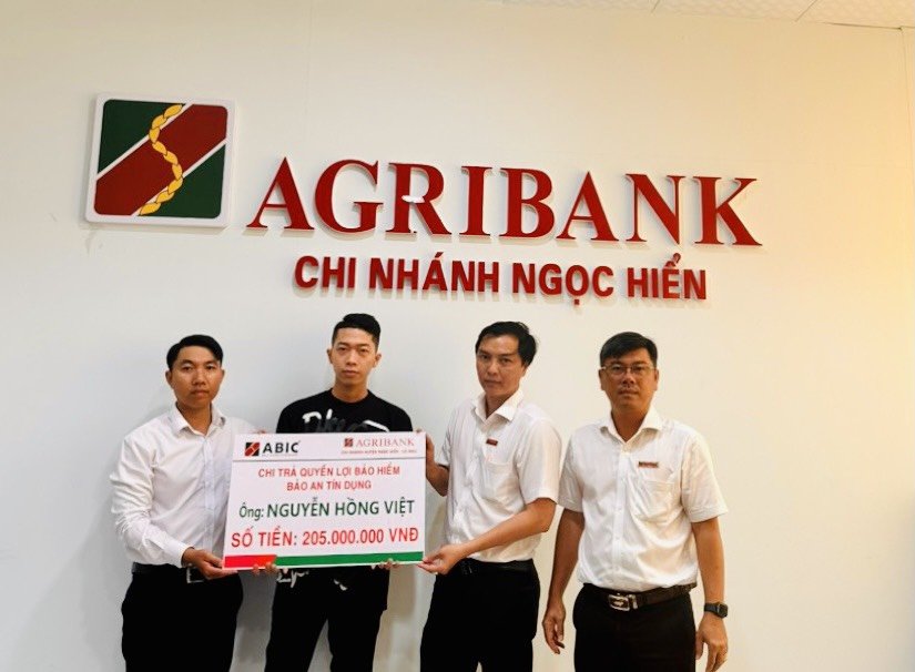 Agribank Cà Mau Chi Trả Hơn 690 Triệu Đồng Tiền Bảo Hiểm Cho Gia Đình Khách Hàng Gặp Rủi Ro