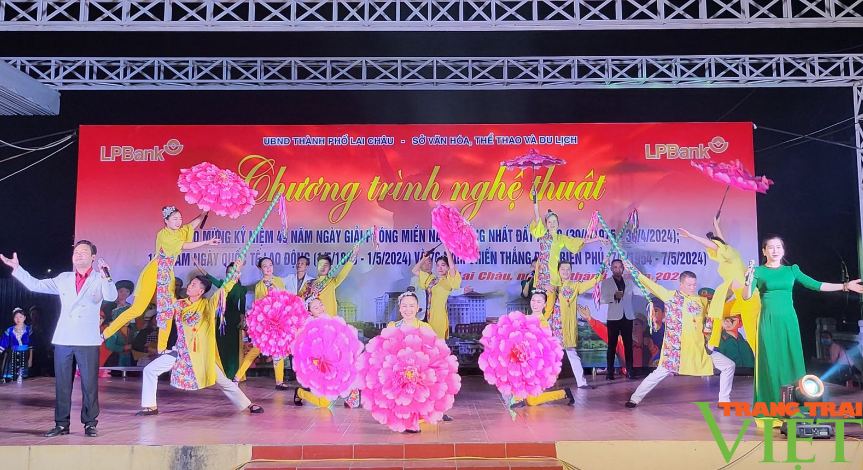 Lai Châu: Biểu diễn nghệ thuật đặc sắc chào mừng 70 năm chiến thắng Điện Biên Phủ- Ảnh 2.