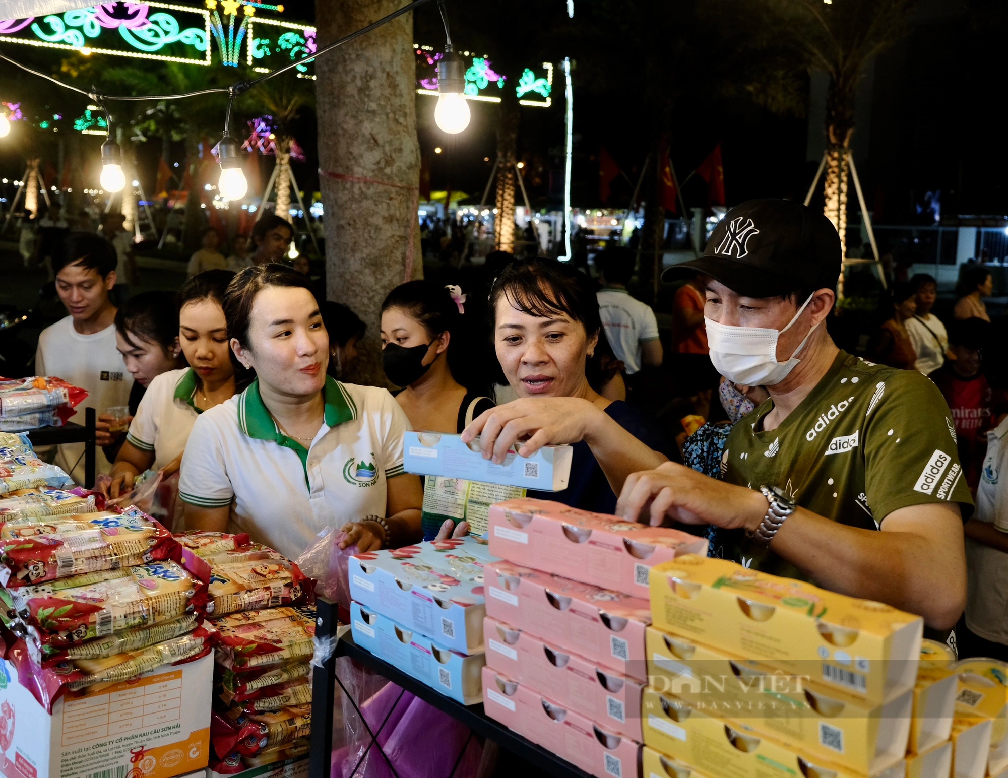Du khách thích thú với nông sản OCOP độc - lạ bày bán tại phố đi bộ Ninh Thuận- Ảnh 6.