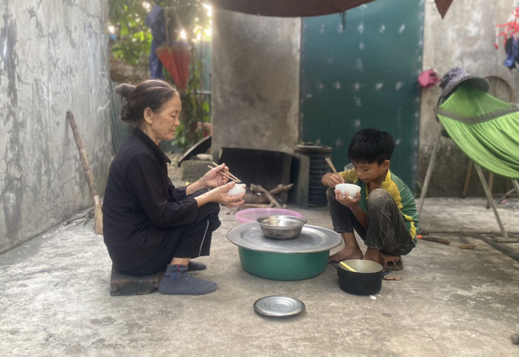 Bố mất sớm, mẹ bỏ đi, bà nội “mót” từng chai nhựa để nuôi cháu ăn học- Ảnh 1.