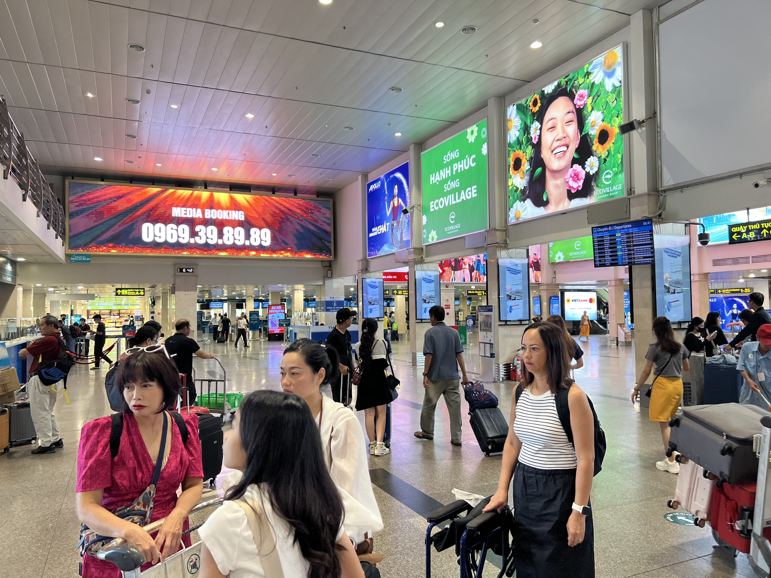 Ngày đầu nghỉ lễ, sân bay Tân Sơn Nhất thông thoáng dù đón lượng khách đông- Ảnh 3.