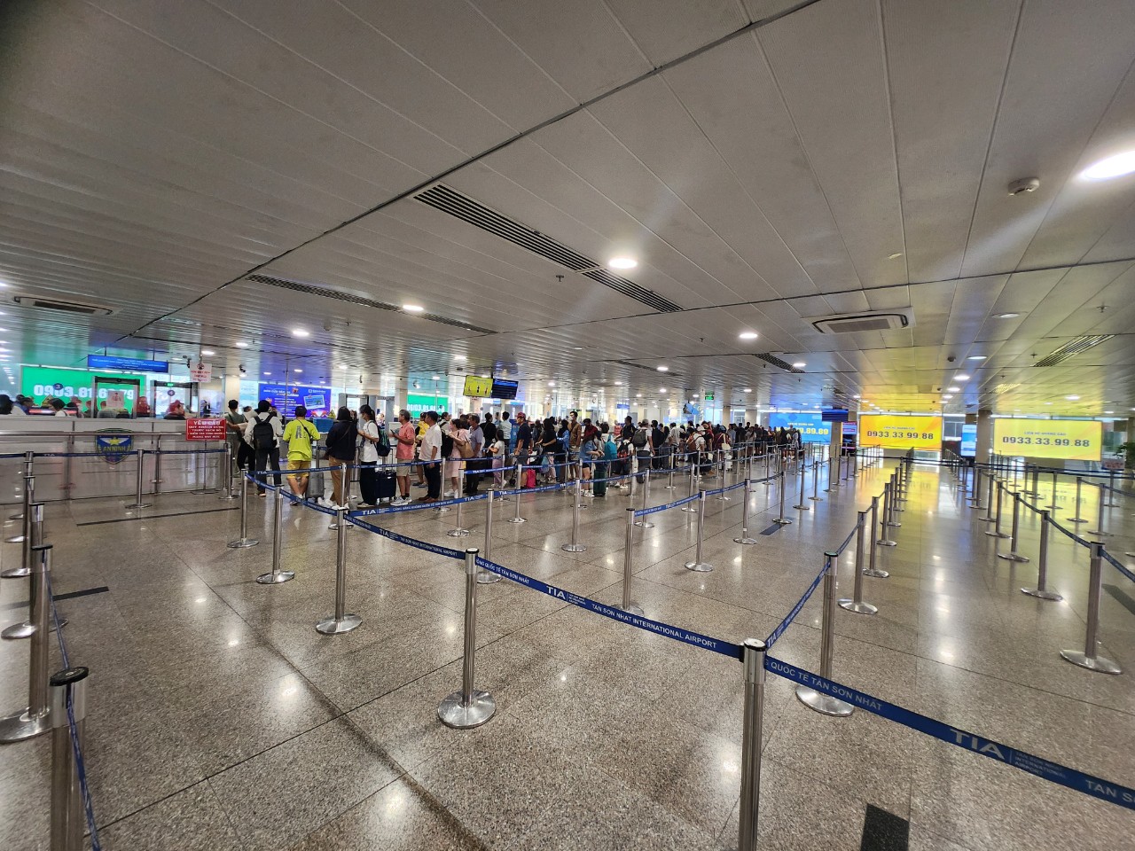 Ngày đầu nghỉ lễ, sân bay Tân Sơn Nhất thông thoáng dù đón lượng khách đông- Ảnh 1.