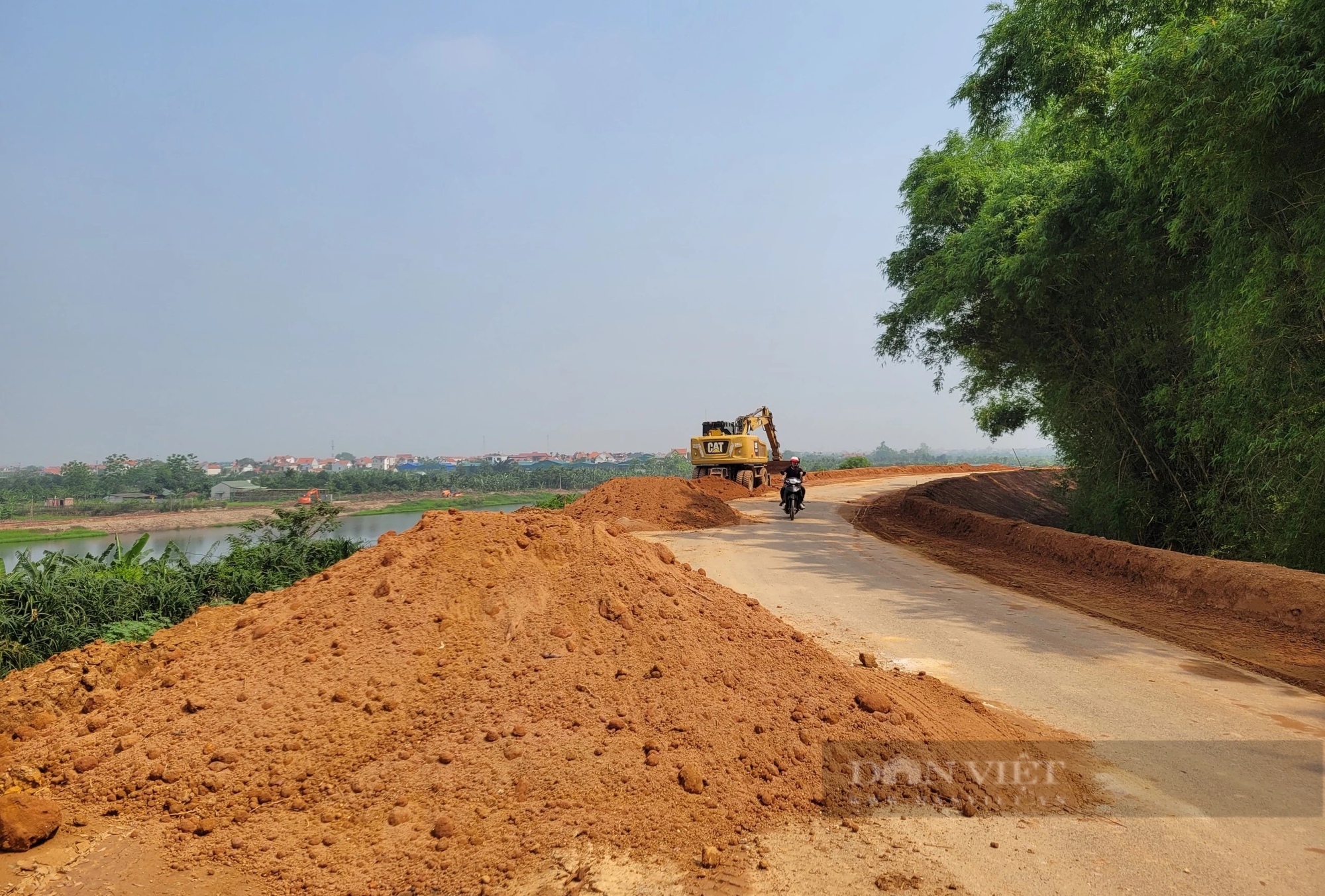 Đê sông Hồng chạy qua địa bàn huyện Thường Tín đang được "thay áo mới"- Ảnh 2.