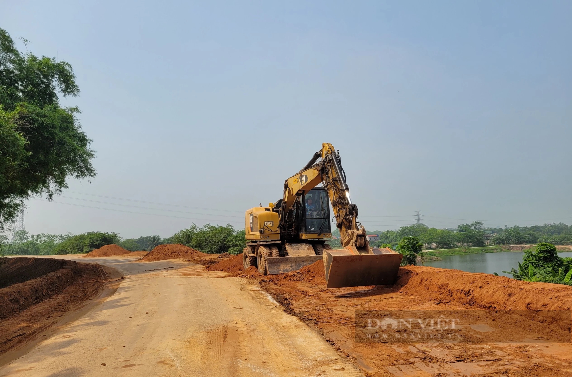 Đê sông Hồng chạy qua địa bàn huyện Thường Tín đang được "thay áo mới"- Ảnh 3.