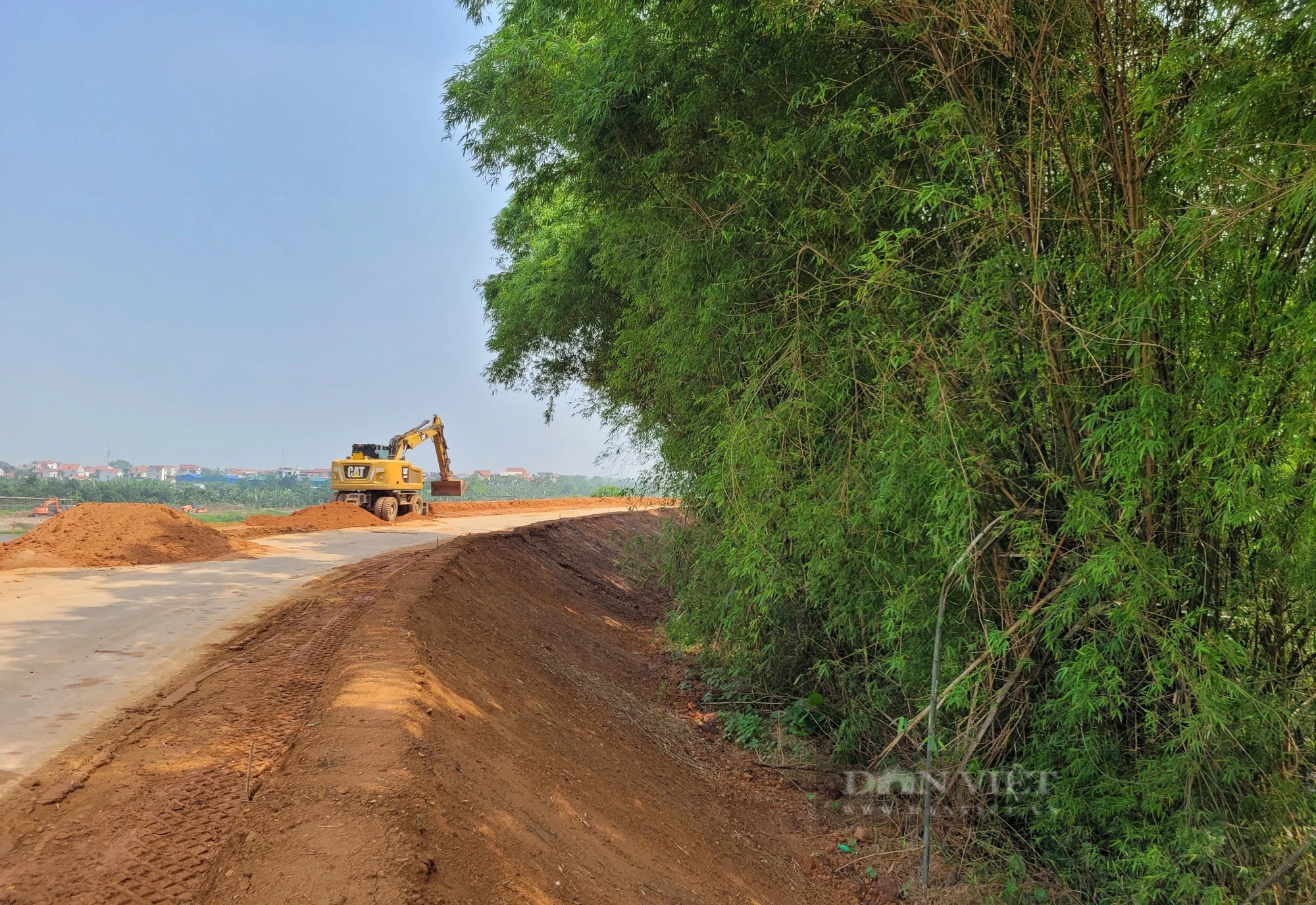 Đê sông Hồng chạy qua địa bàn huyện Thường Tín đang được "thay áo mới"- Ảnh 5.