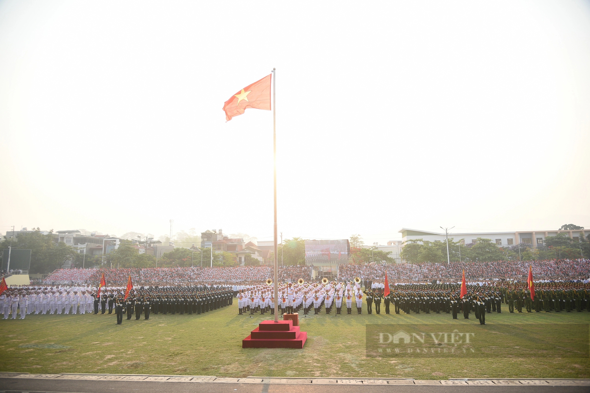 Người dân lấp kín khán đài, "đội nắng" xem hợp luyện diễu binh, diễu hành tại SVĐ Điện Biên- Ảnh 1.