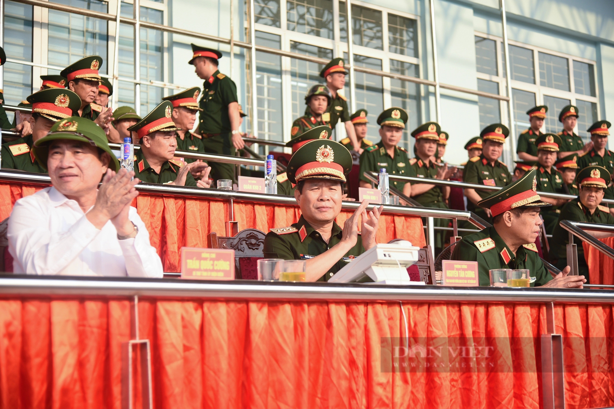 Người dân lấp kín khán đài, "đội nắng" xem hợp luyện diễu binh, diễu hành tại SVĐ Điện Biên- Ảnh 2.