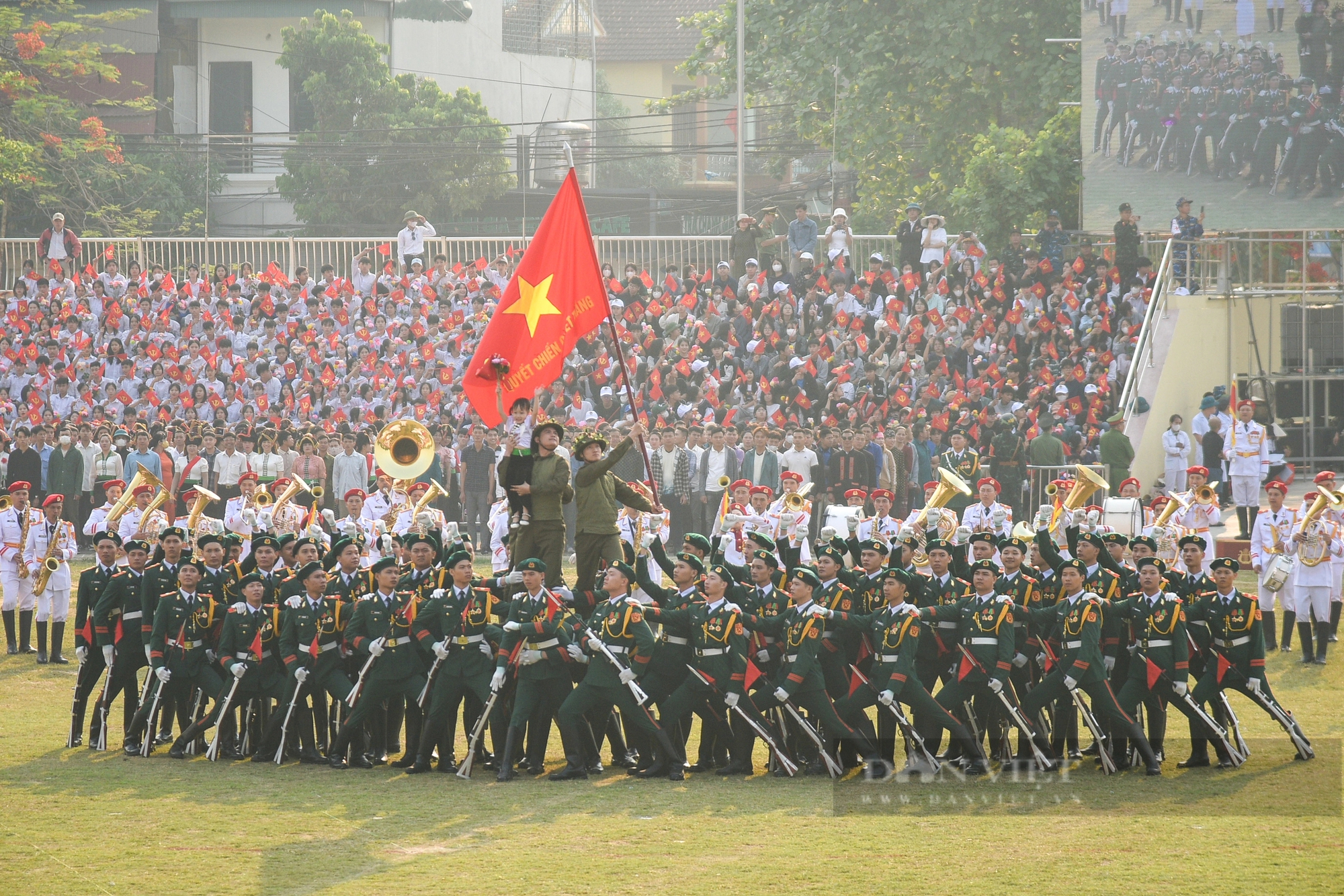 Người dân lấp kín khán đài, "đội nắng" xem hợp luyện diễu binh, diễu hành tại SVĐ Điện Biên- Ảnh 3.
