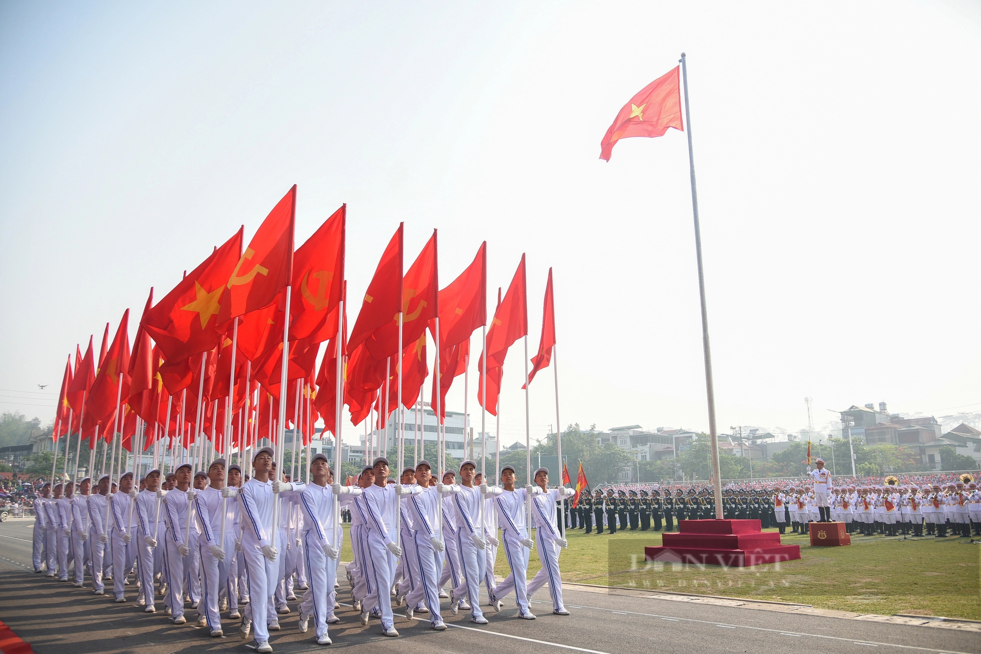 Người dân lấp kín khán đài, "đội nắng" xem hợp luyện diễu binh, diễu hành tại SVĐ Điện Biên- Ảnh 4.
