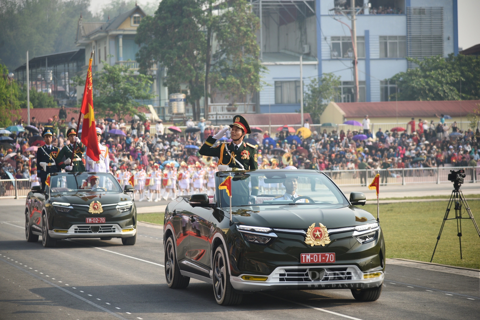 Người dân lấp kín khán đài, "đội nắng" xem hợp luyện diễu binh, diễu hành tại SVĐ Điện Biên- Ảnh 5.