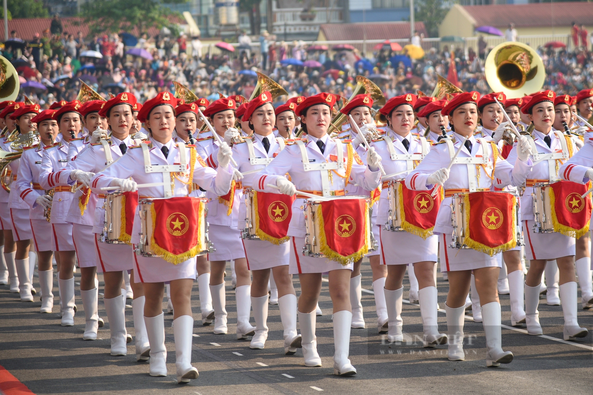 Người dân lấp kín khán đài, "đội nắng" xem hợp luyện diễu binh, diễu hành tại SVĐ Điện Biên- Ảnh 6.