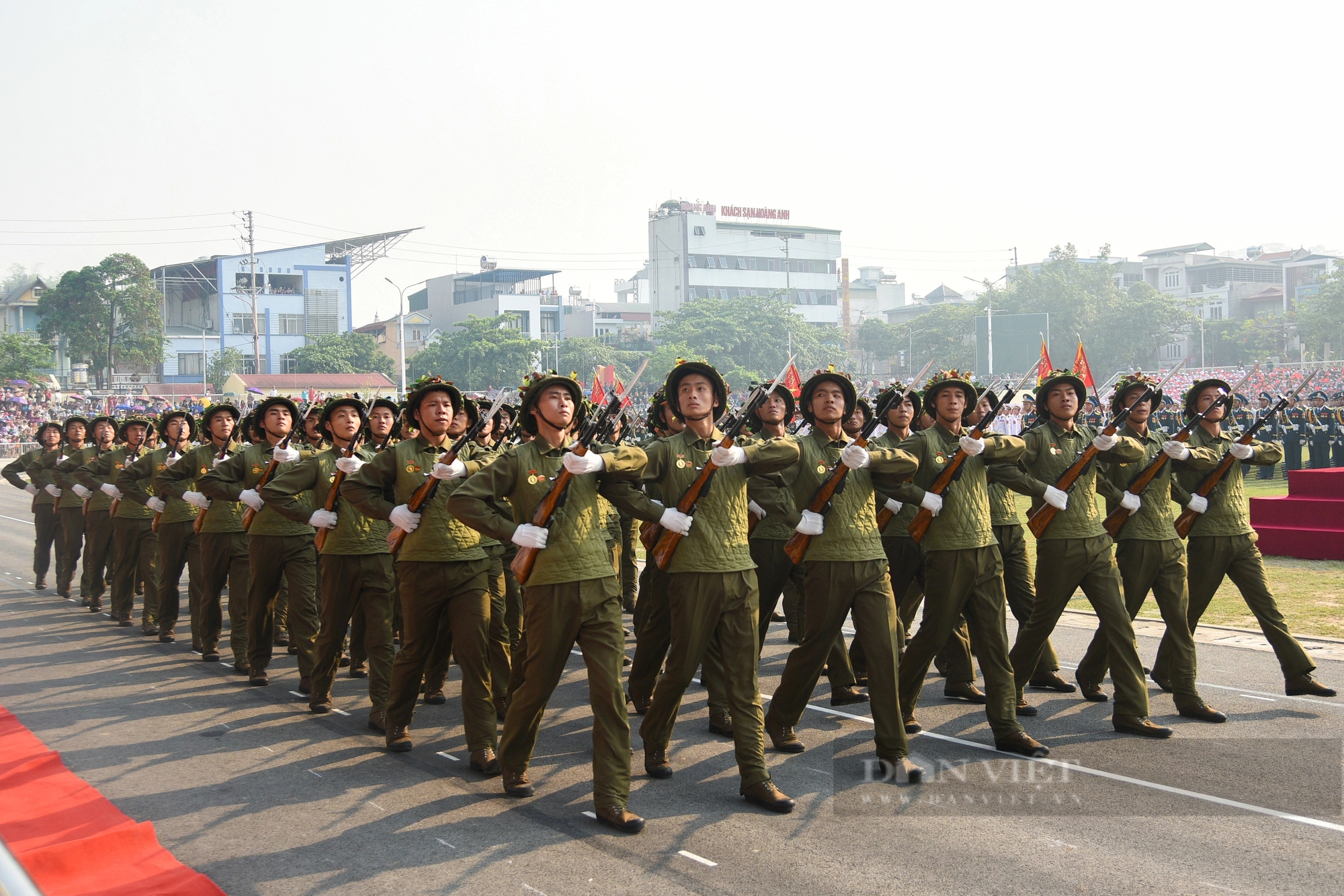 Người dân lấp kín khán đài, "đội nắng" xem hợp luyện diễu binh, diễu hành tại SVĐ Điện Biên- Ảnh 7.