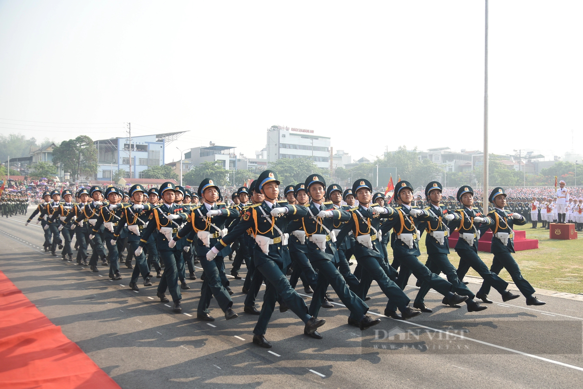 Người dân lấp kín khán đài, "đội nắng" xem hợp luyện diễu binh, diễu hành tại SVĐ Điện Biên- Ảnh 9.