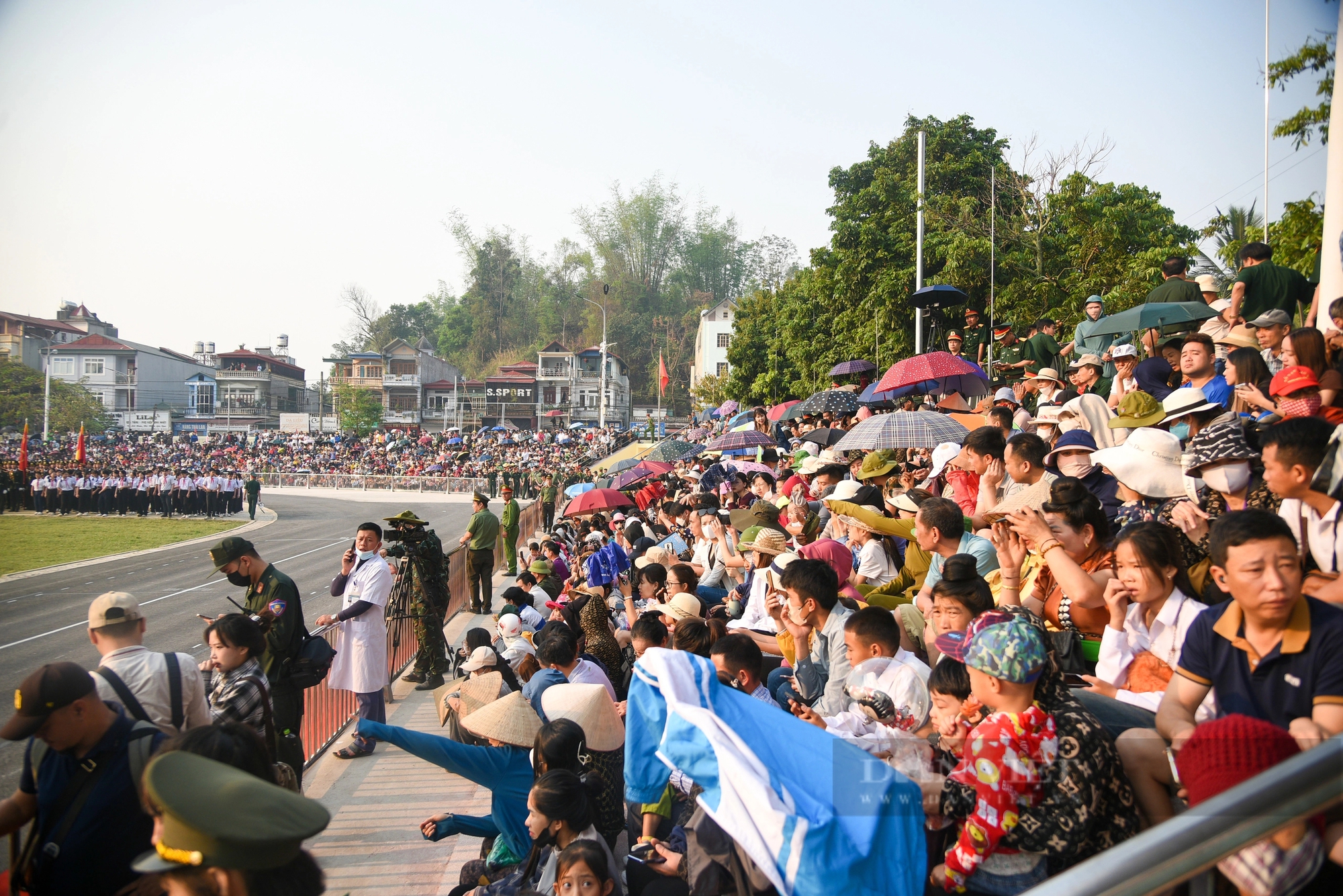 Người dân lấp kín khán đài, "đội nắng" xem hợp luyện diễu binh, diễu hành tại SVĐ Điện Biên- Ảnh 10.