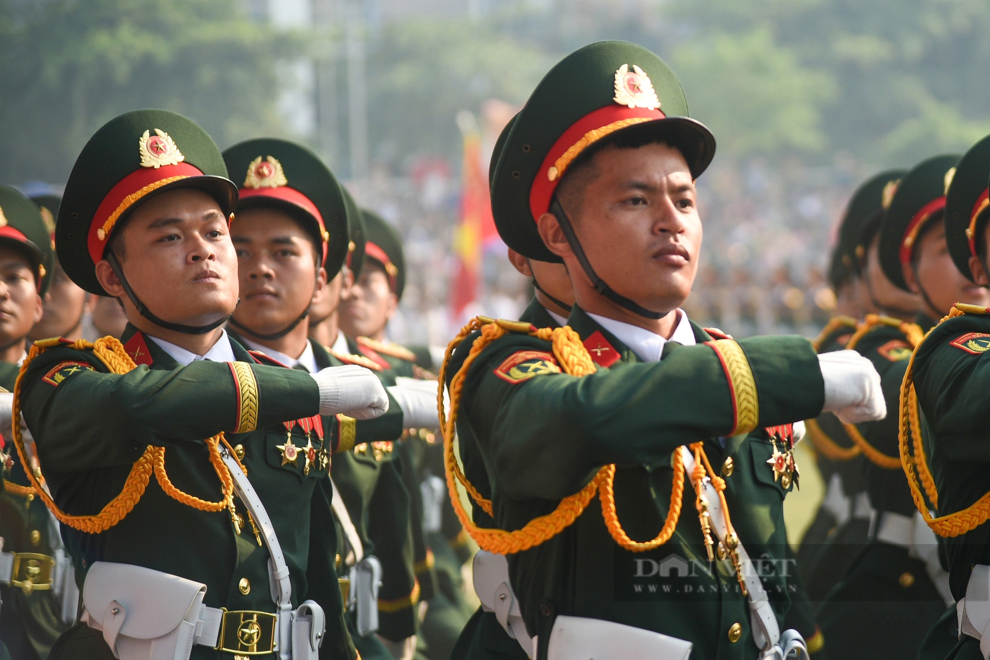 Người dân lấp kín khán đài, "đội nắng" xem hợp luyện diễu binh, diễu hành tại SVĐ Điện Biên- Ảnh 8.