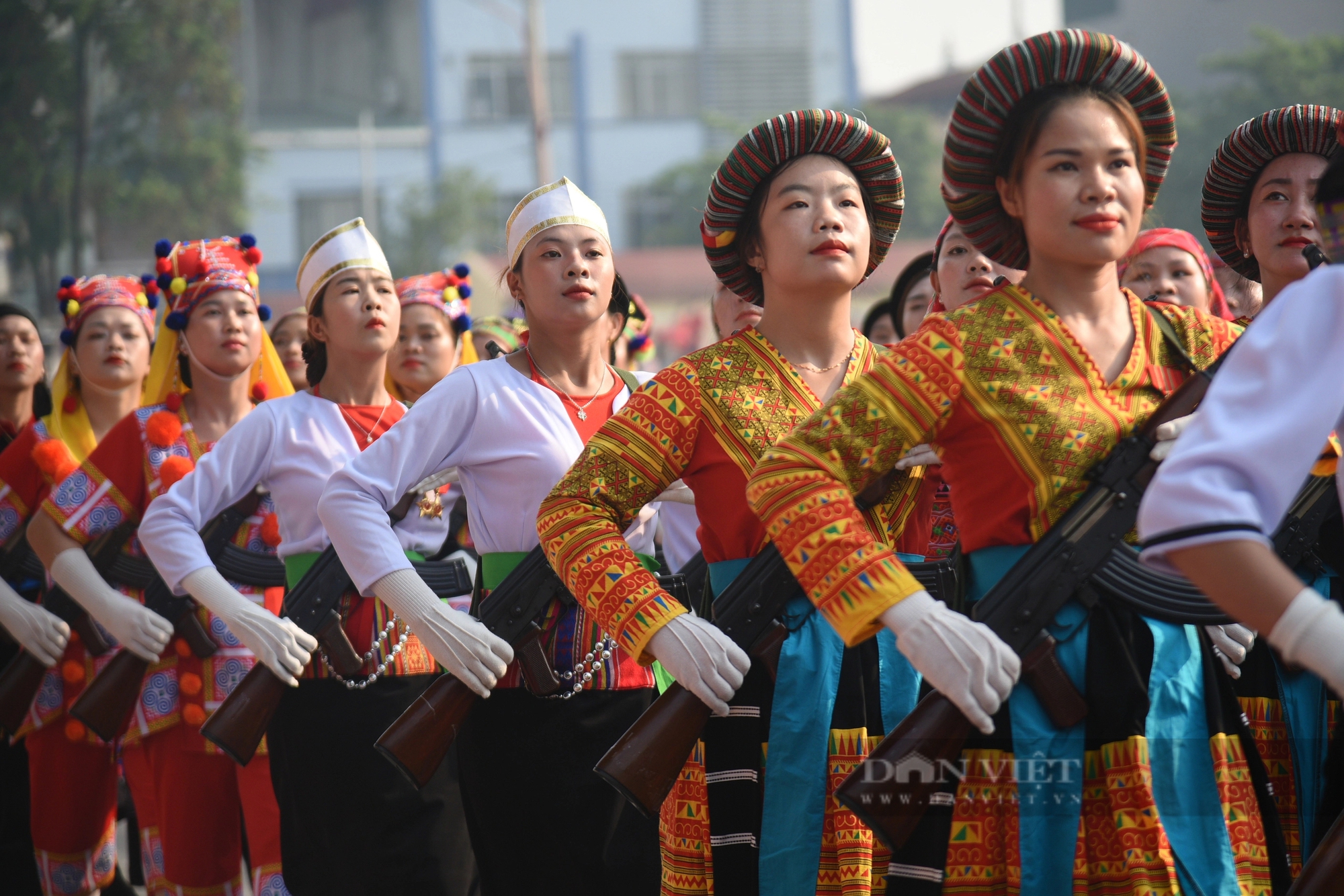 Người dân lấp kín khán đài, "đội nắng" xem hợp luyện diễu binh, diễu hành tại SVĐ Điện Biên- Ảnh 11.