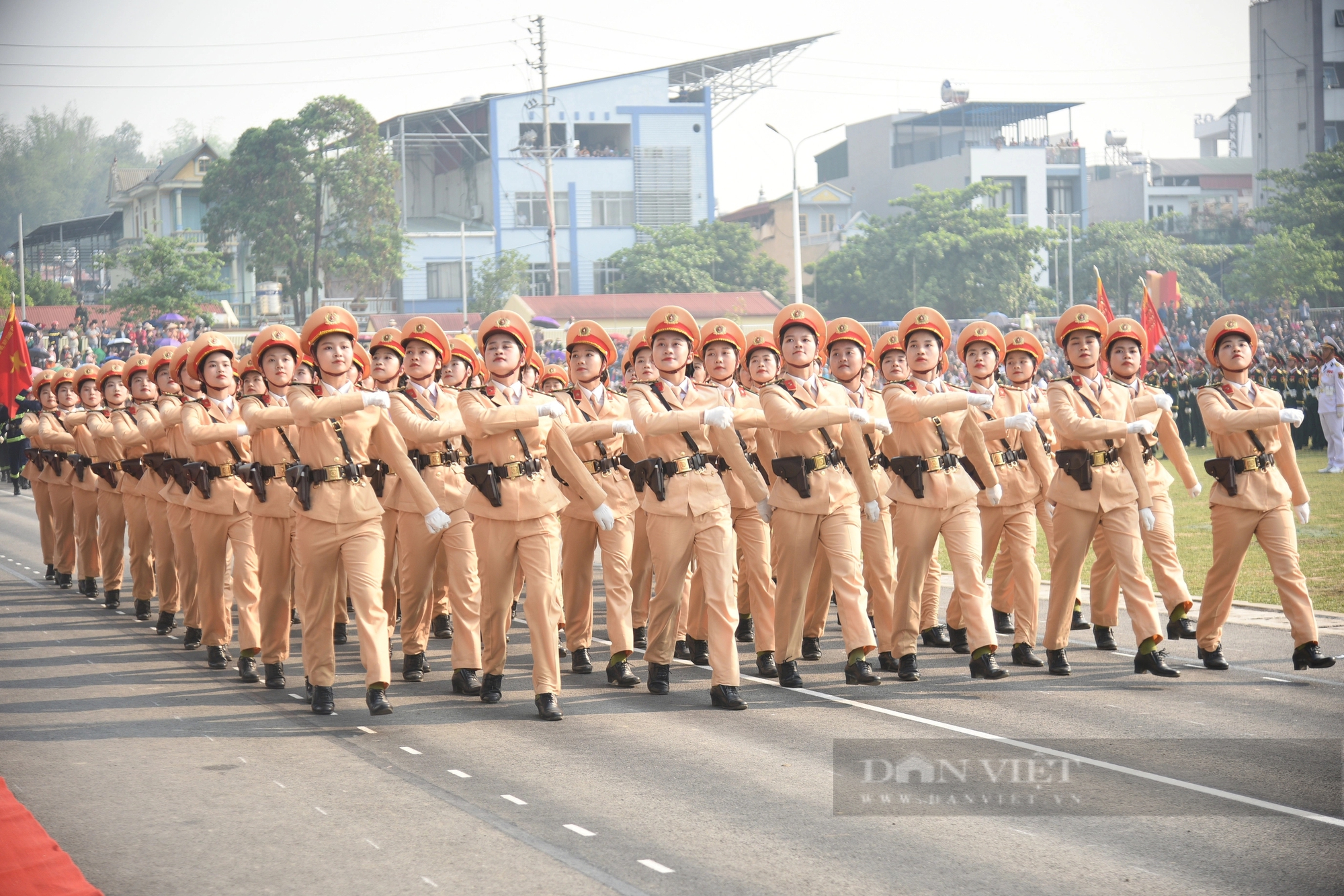 Người dân lấp kín khán đài, "đội nắng" xem hợp luyện diễu binh, diễu hành tại SVĐ Điện Biên- Ảnh 13.