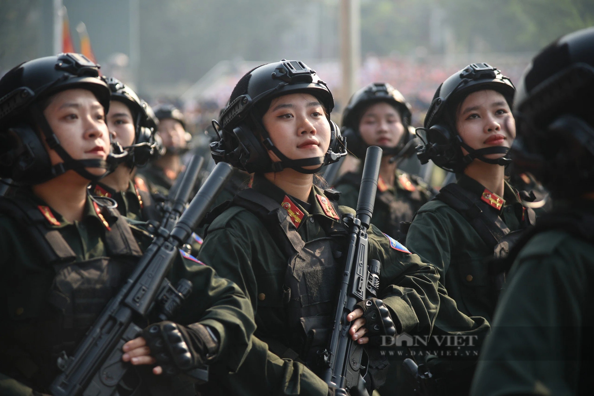 Người dân lấp kín khán đài, "đội nắng" xem hợp luyện diễu binh, diễu hành tại SVĐ Điện Biên- Ảnh 14.