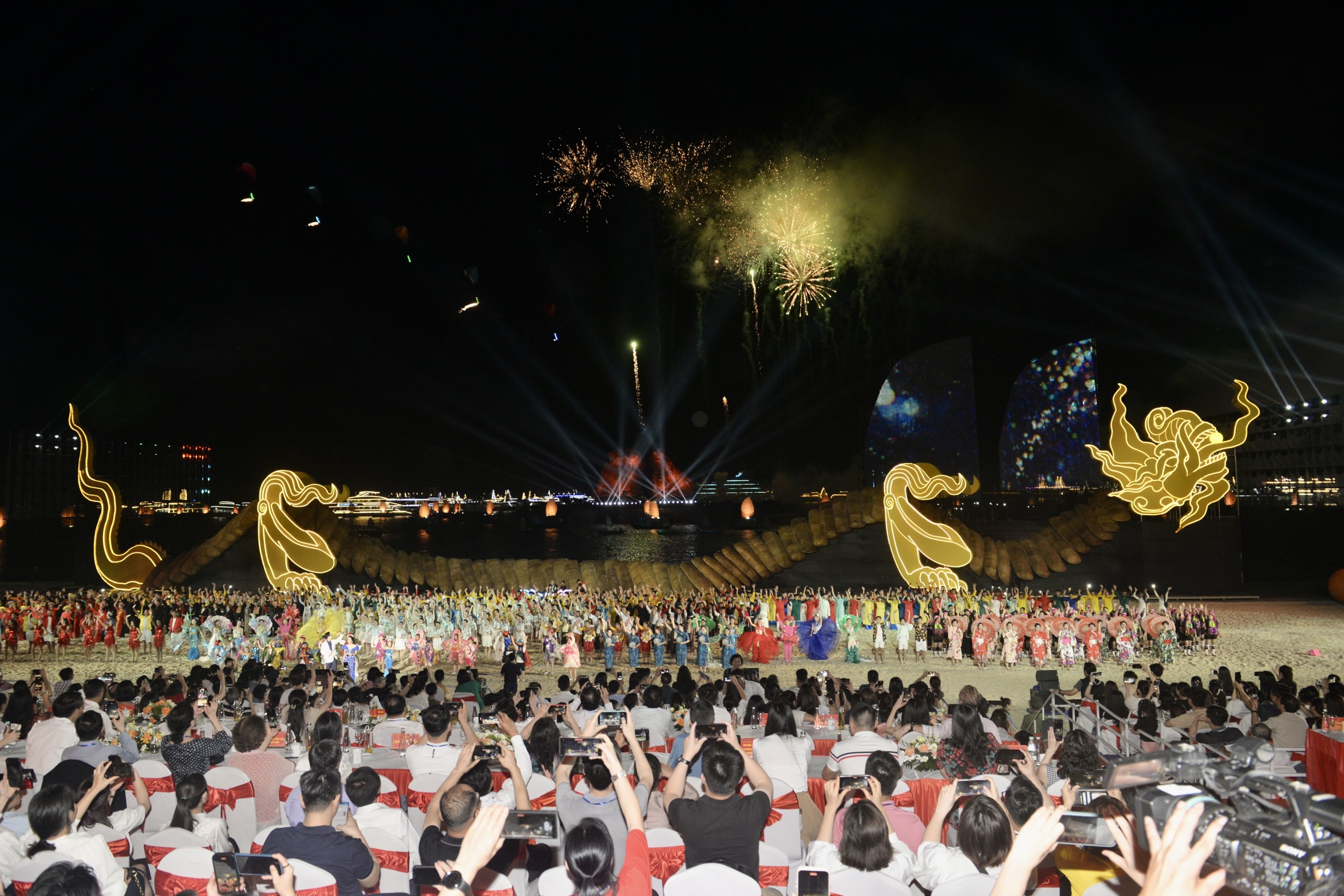 Mãn nhãn màn trình diễn Drone light và sân khấu thực cảnh tại Carnaval Hạ Long 2024- Ảnh 8.