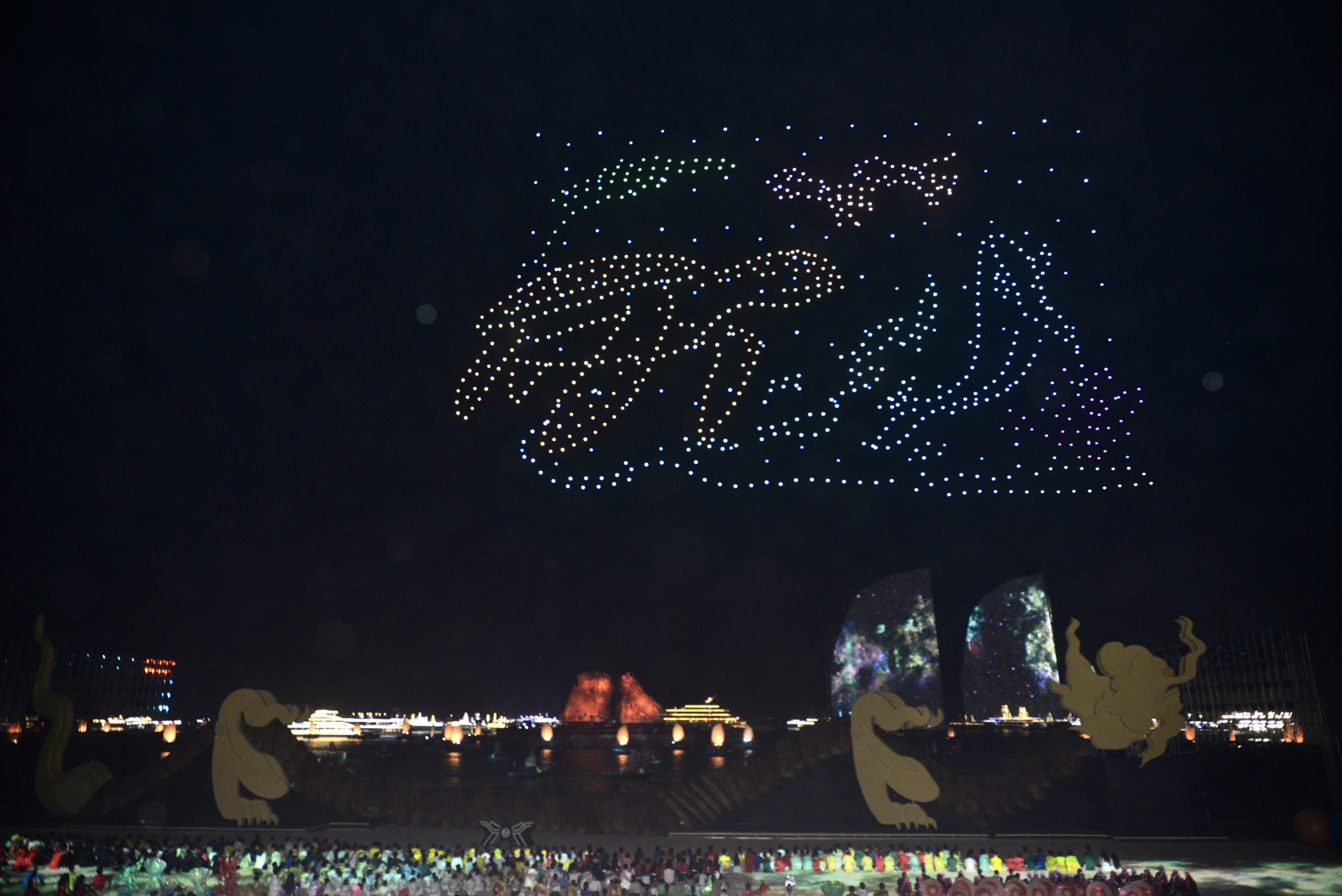 Mãn nhãn màn trình diễn Drone light và sân khấu thực cảnh tại Carnaval Hạ Long 2024- Ảnh 6.