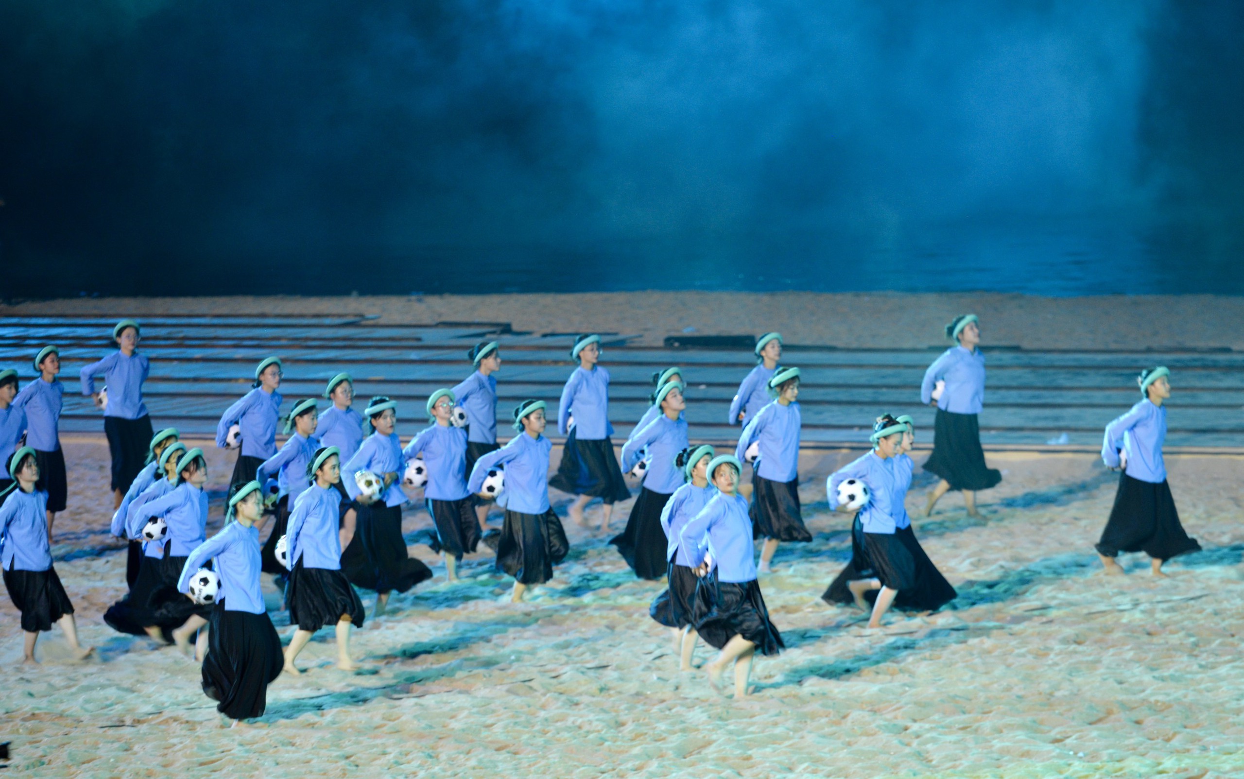 Mãn nhãn màn trình diễn Drone light và sân khấu thực cảnh tại Carnaval Hạ Long 2024- Ảnh 4.