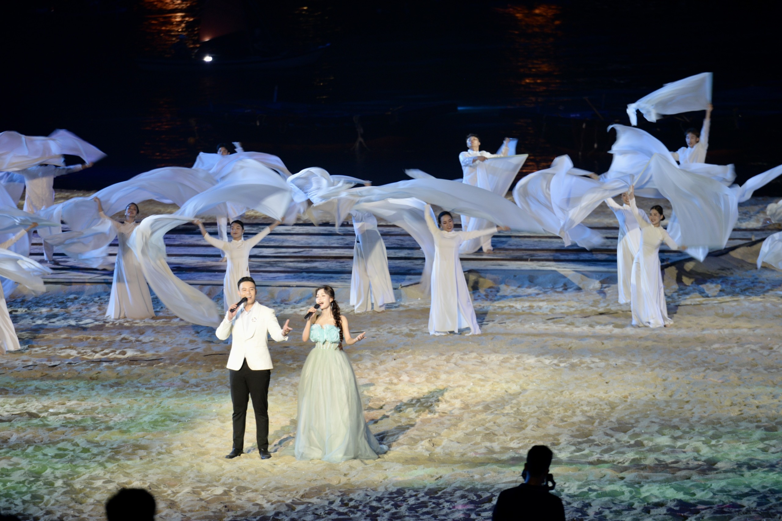 Mãn nhãn màn trình diễn Drone light và sân khấu thực cảnh tại Carnaval Hạ Long 2024- Ảnh 1.