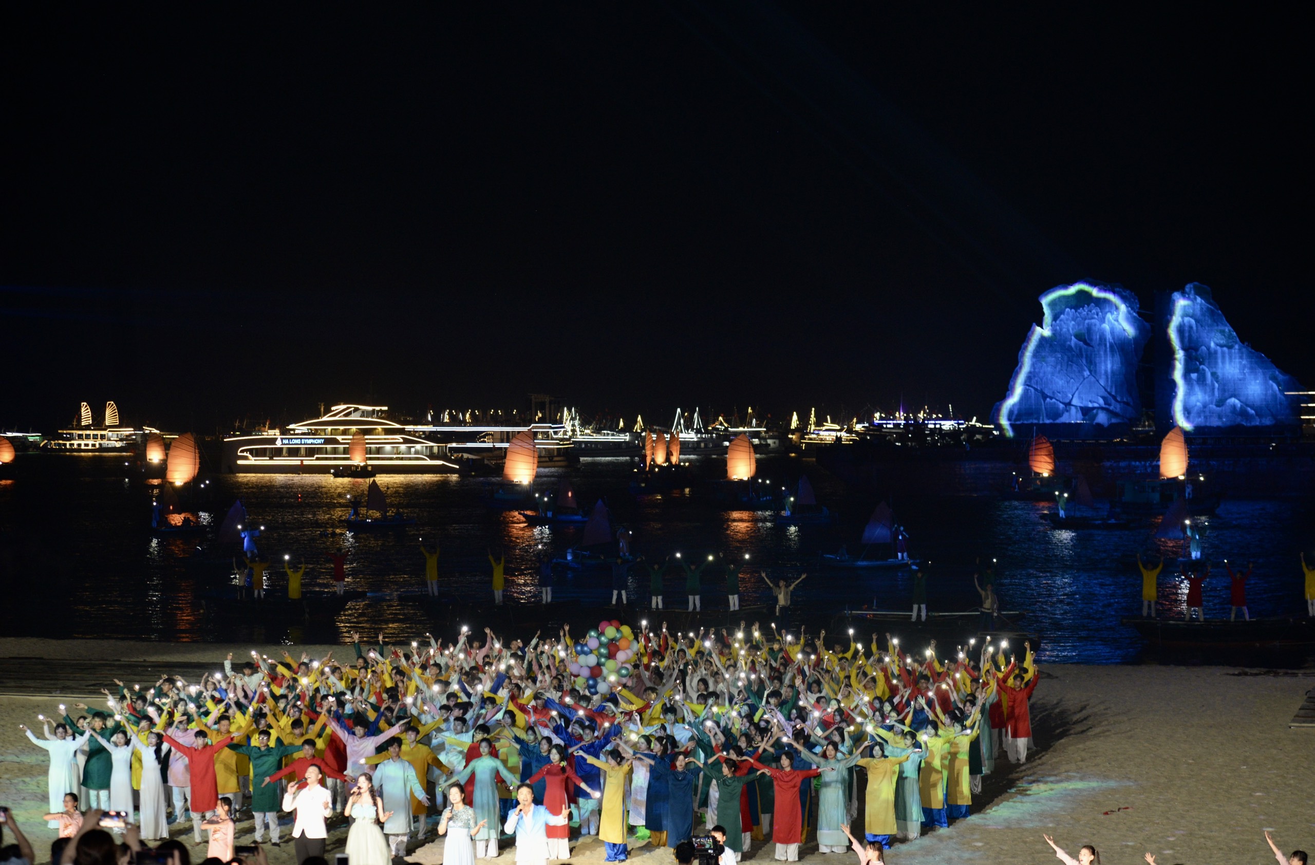 Mãn nhãn màn trình diễn Drone light và sân khấu thực cảnh tại Carnaval Hạ Long 2024- Ảnh 2.