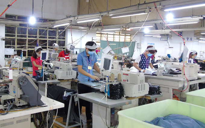Công nhân làm việc tại Công ty May mặc Quốc tế Viet HSing (TP.Thuận An). Ảnh: T.L
