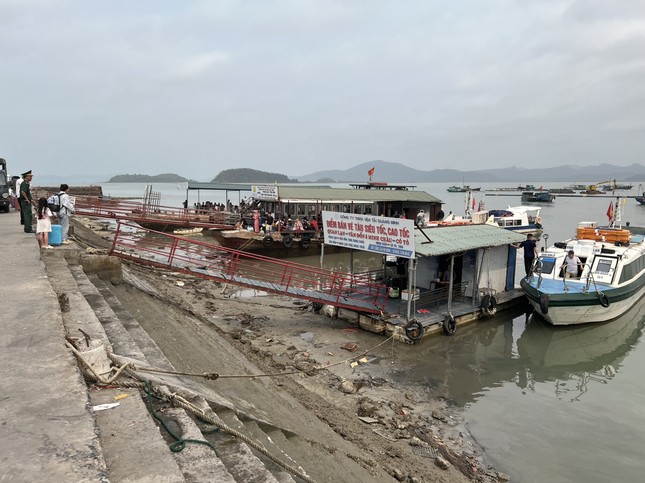 Quảng Ninh: Hàng nghìn du khách mắc kẹt trên biển và ngoài đảo ở Vân Đồn - Ảnh 2.