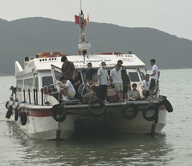 Quảng Ninh: Huyện Vân Đồn "họp khẩn" quyết định giải pháp tạm thời đưa đón hàng nghìn du khách ra-vào đảo Quan Lạn- Ảnh 1.