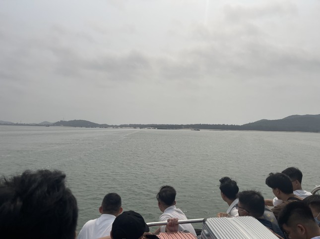 Quảng Ninh: Hàng nghìn du khách mắc kẹt trên biển và ngoài đảo ở Vân Đồn - Ảnh 1.
