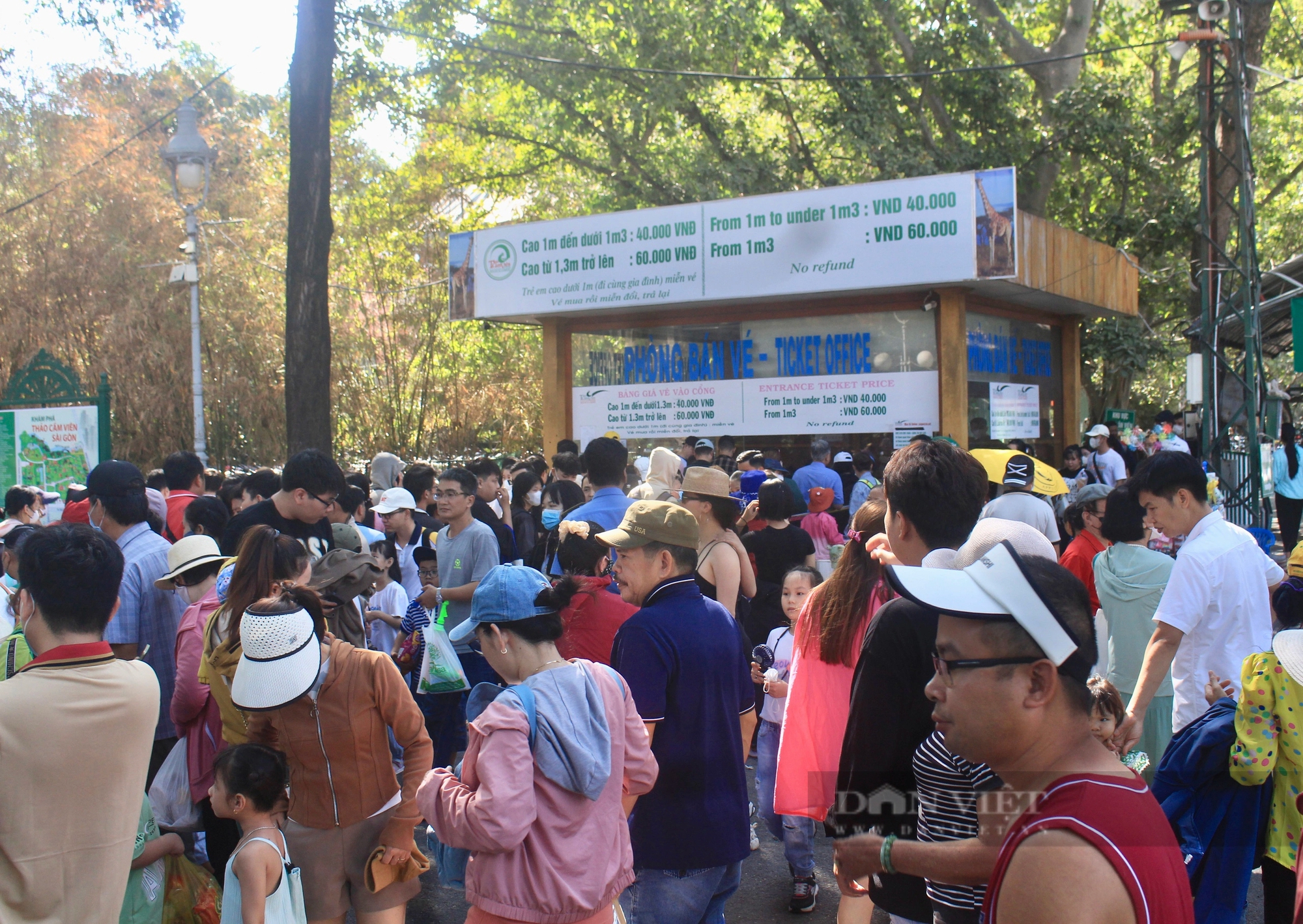 Xếp hàng dài dằng dặc vào Thảo Cầm Viên Sài Gòn từ sáng sớm, Suối Tiên đông đúc lễ 30/4- Ảnh 1.