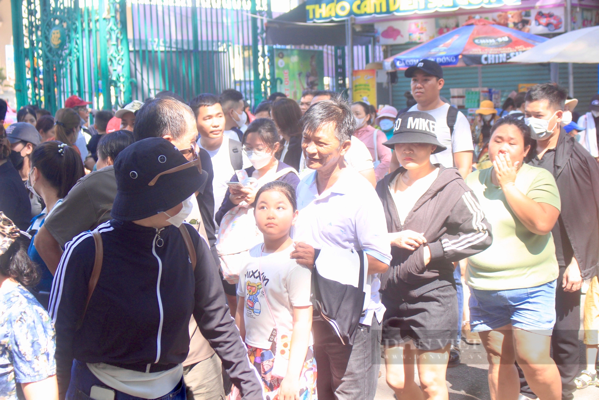 Xếp hàng dài dằng dặc vào Thảo Cầm Viên Sài Gòn từ sáng sớm, Suối Tiên đông đúc lễ 30/4- Ảnh 4.