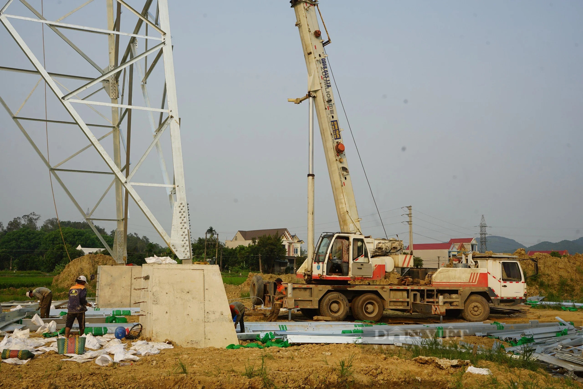 Xuyên lễ, dưới nắng nóng 40 độ C thi công đường dây 500kV- Ảnh 3.