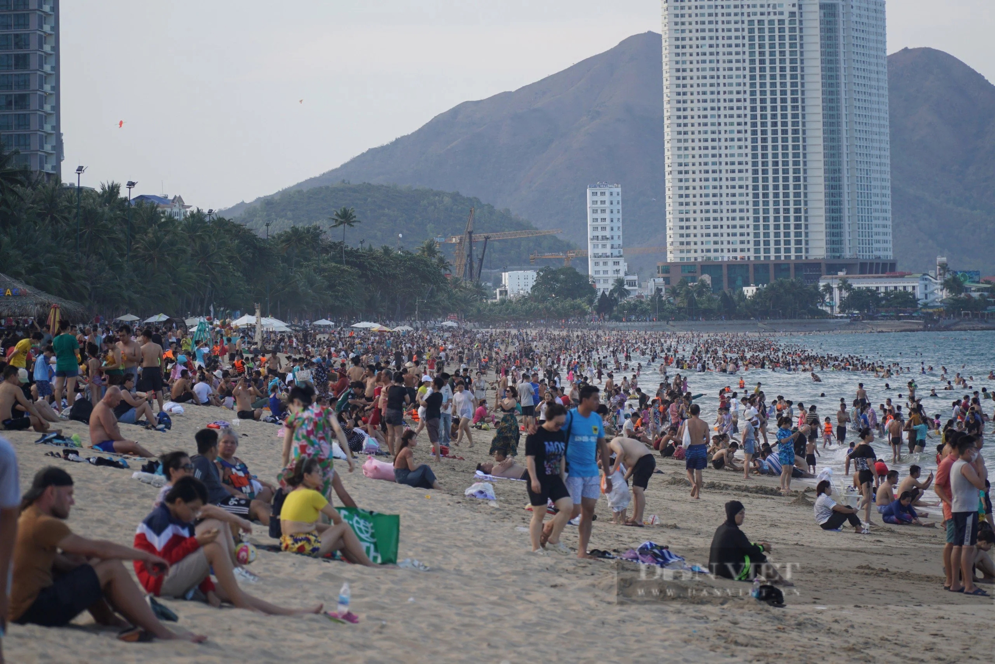 Hàng ngàn người kéo xuống biển Nha Trang "giải nhiệt"- Ảnh 1.